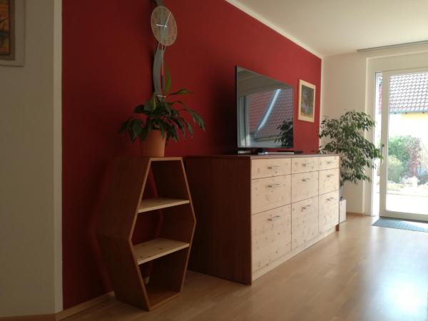 Wohnzimmermöbel aus Zirbenholz zweifarbig 