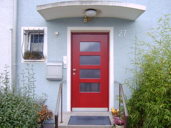 Rot lackierte Holzhaustüre mit Milchglas-elemente