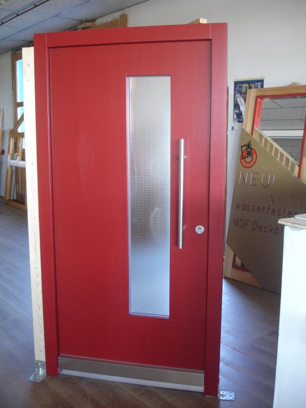 Rot lackierte Holzhaustüre mit Milchglas - Element