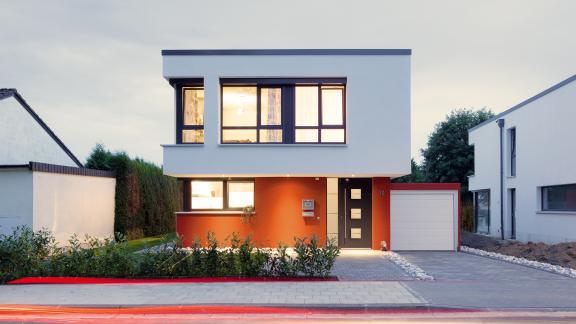 Neubau mit Aktionshaustür aus Aluminium von PaX