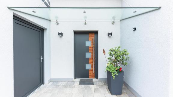 Aluminium-Haustür in anthrazit mit Holz-Element und drei Lichtausschnitten 