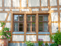 Historische und rekonstruierte Fenster in einem denkmalgeschützten Fachwerkhaus