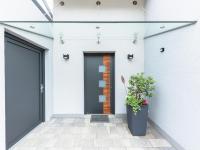 Aluminium-Haustür in anthrazit mit Holz-Element und drei Lichtausschnitten 