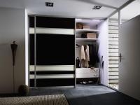 Kleiderschrank in schwarz und weißen Balken mit Gleittüren geöffnet