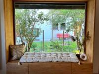 Sitzfenster mit Tip On Schubläden, Kissen und Polster