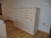 Kommode aus Zirbenholz in Schlafzimmer mit braunen Elementen 