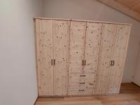 6-türiger Zirbenschrank mit 3 Schübe Massiv