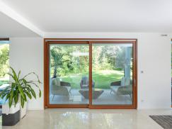 Hebe-Schiebe-Tür Holz mit Blick auf Terrasse