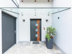 Aluminium-Haustür in anthrazit mit Holz-Element und drei Lichtausschnitten 