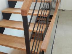 Handlauf einer Treppe mit Eichenstufen 