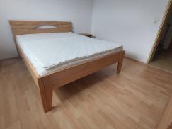 Holzbett 