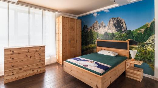 Ausstellung Einzelbett mit Möbelgarnitur