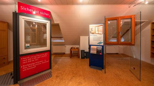 Ausstellung Fenster mit Einbruchschutz beleuchtet 