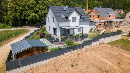 PaX Holz-Aluminium-Fenster und Aluminium-Haustür bei Einfamilienhaus