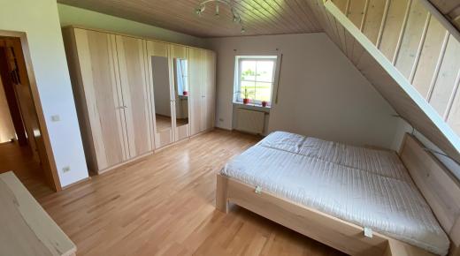 Schlafzimmereinrichtung mit Doppelbett, Kleiderschrank und Kommode 