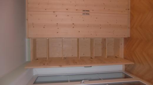 Eckzirbenschrank abgeschrägt (Inneneinteilung)