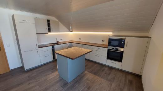 Küche in weiß mit Holzplatte