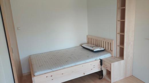 Schlafzimmer mit Zirbenbett 