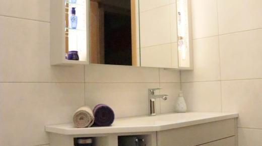 Spiegelschrank mit Waschtisch in weiß