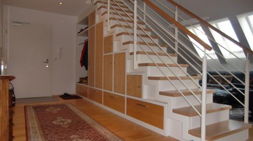 Treppe in weiß mit Stufen aus Buche (Ansicht von unten)