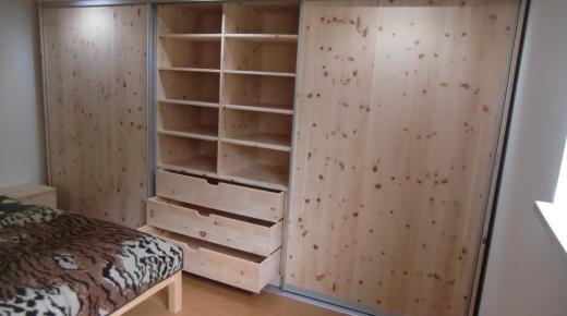 Zirbenschrank mit Gleittüren (geöffnet)