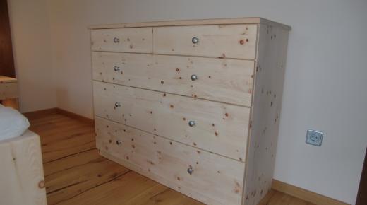 Kommode aus Zirbenholz in Schlafzimmer mit braunen Elementen