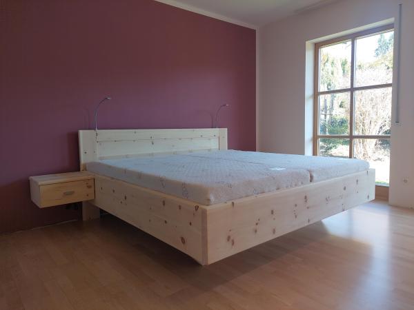 Zirbenschlafzimmer mit Doppelbett mit Nachttisch 