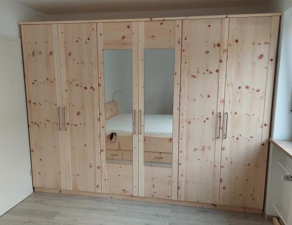 Zirbenschrank sechstürig mit zwei Spiegeln 
