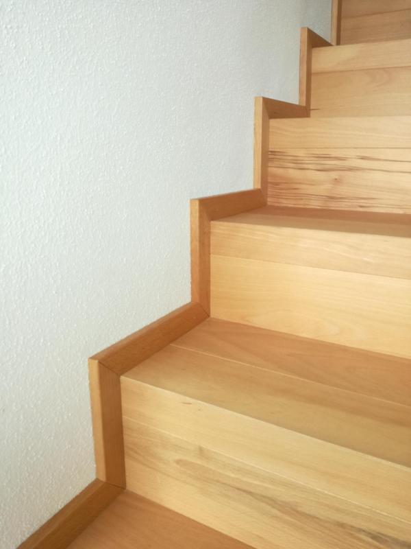 Betontreppe mit Holzverkleidung (Nahaufnahme)