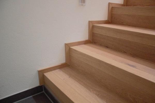 Betontreppe mit Holzverkleidung (Nahaufnahme des Wandanschlusses)