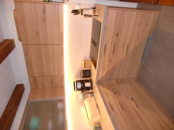 Holzküche mit heller Steinplatte mit Ansicht der Ecke