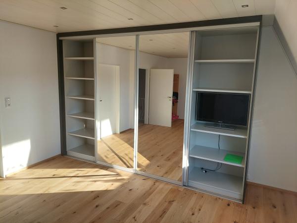 Kleiderschrank in creme mit Gleittüren und zwei Spiegeltüren geöffnet