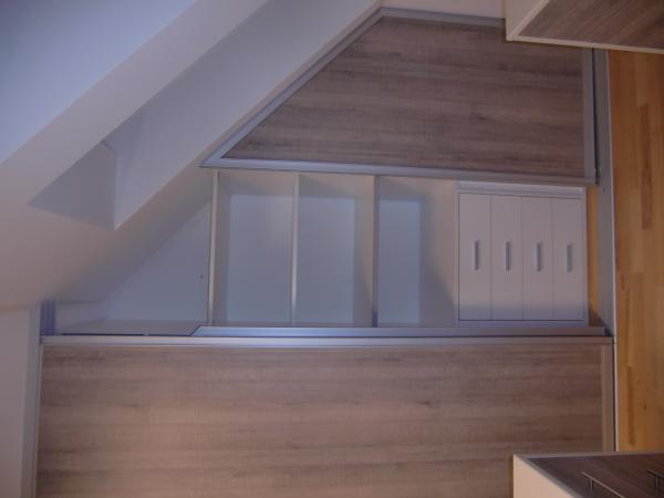 Schlafzimmer in creme-weiß mit Wandschrank