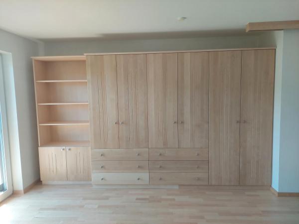 Schlafzimmer mit Zirbenschrank  