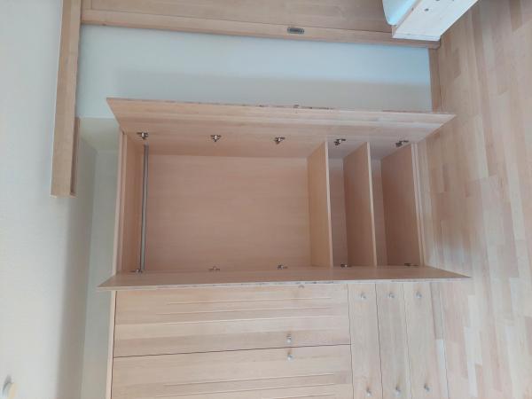 Schlafzimmer mit Zirbenschrank 