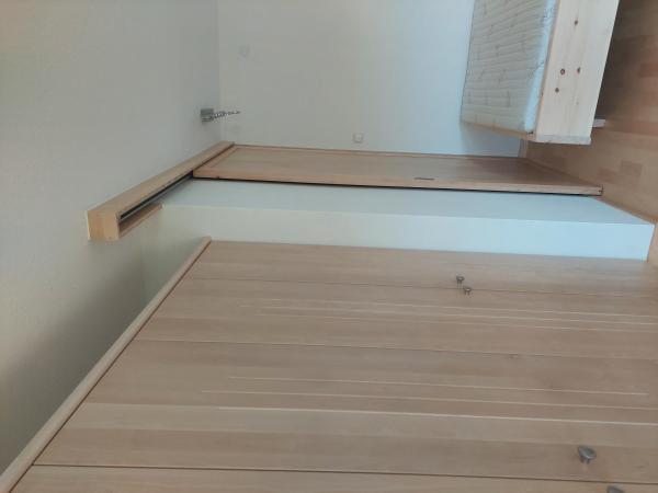Schlafzimmer mit Zirbenschrank und -bett 