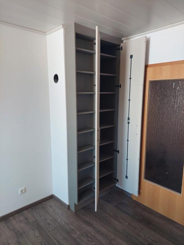 Wandschrank für Küche in weiß geöffnet