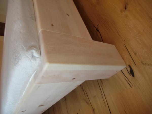 Bettkante bei Schlafzimmer aus Zirbenholz mit braunen Elementen 