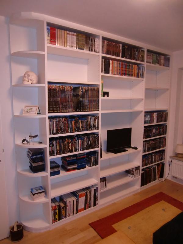 Bücherregalwand in weiß