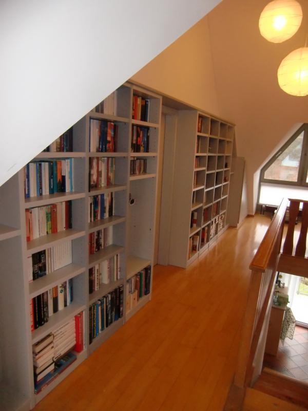 Elegante Bücherwand deckend lackiert in grau