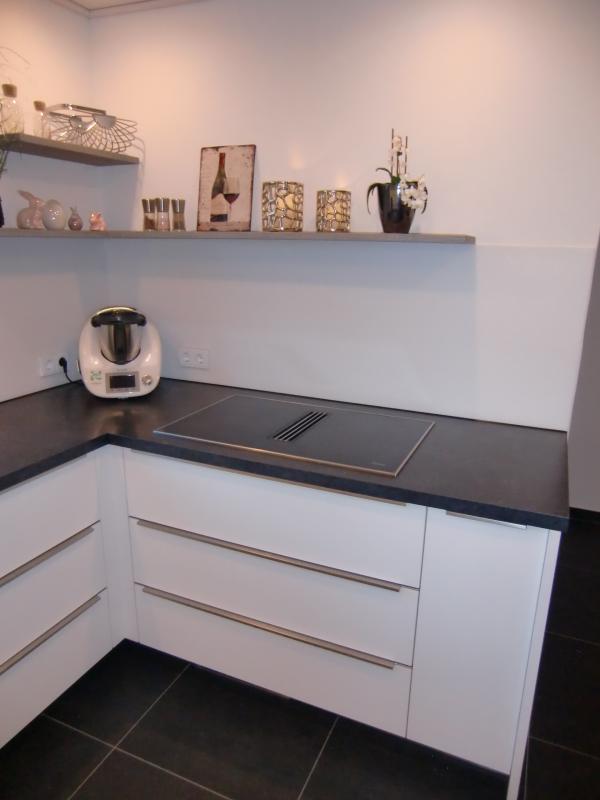 Küche in weiß mit dunkler Arbeitsplatte und Schubladen