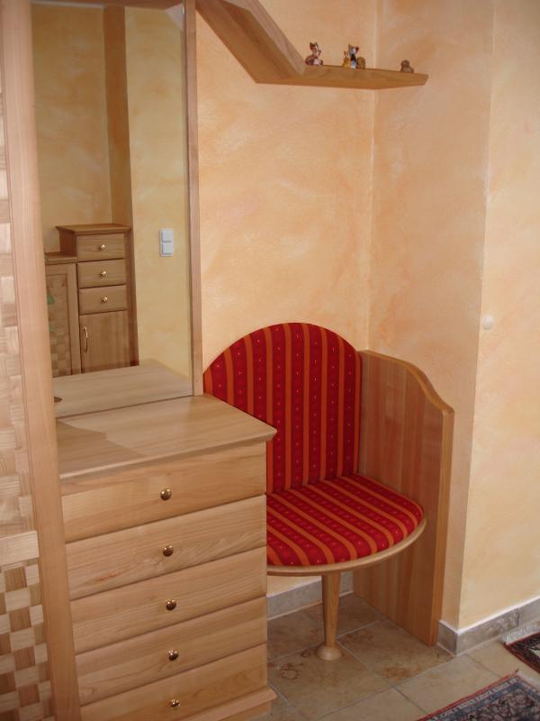Garderobe in Kirschbaum mit Sideboard und Sitzgelegenheit