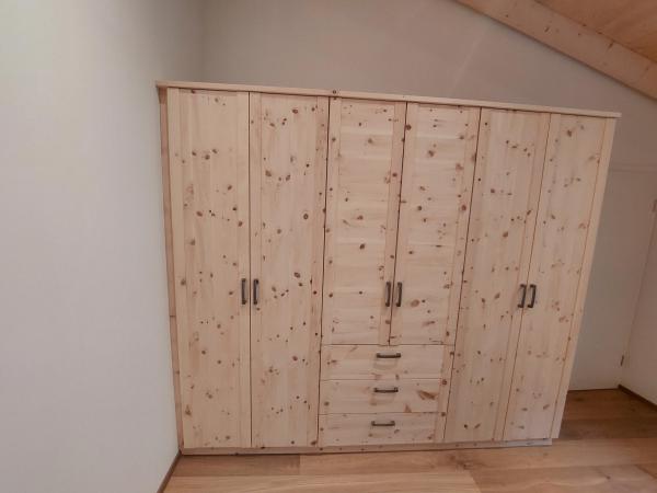 6-türiger Zirbenschrank mit 3 Schübe Massiv