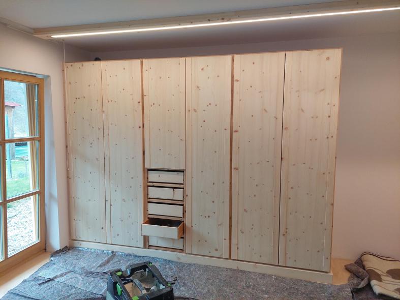 Zirbenschlafzimmer mit Kleiderschrank (Ansicht von der Seite)