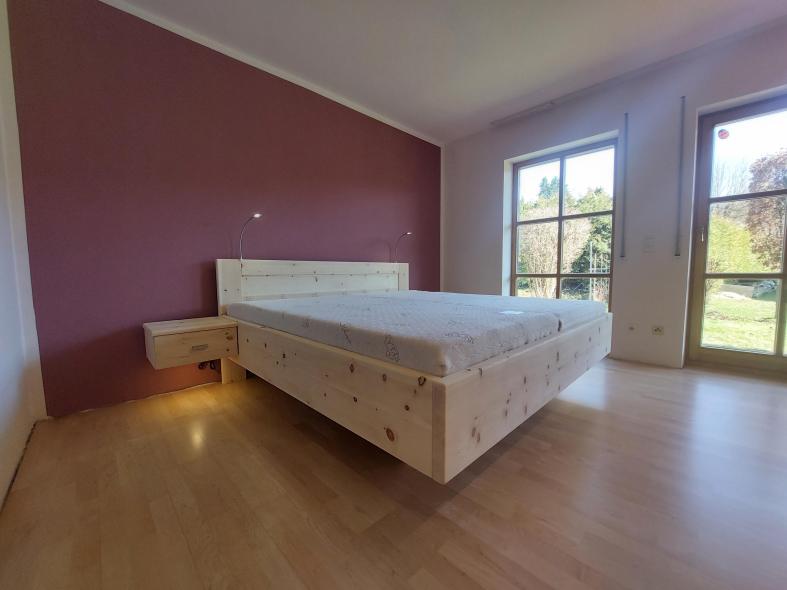Zirbenschlafzimmer mit Doppelbett mit Nachttisch 