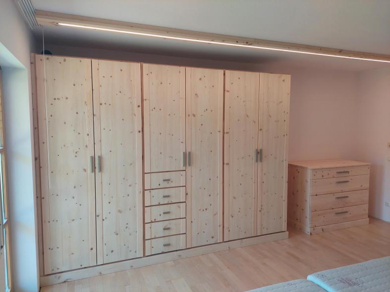 Zirbenschlafzimmer mit Kleiderschrank 