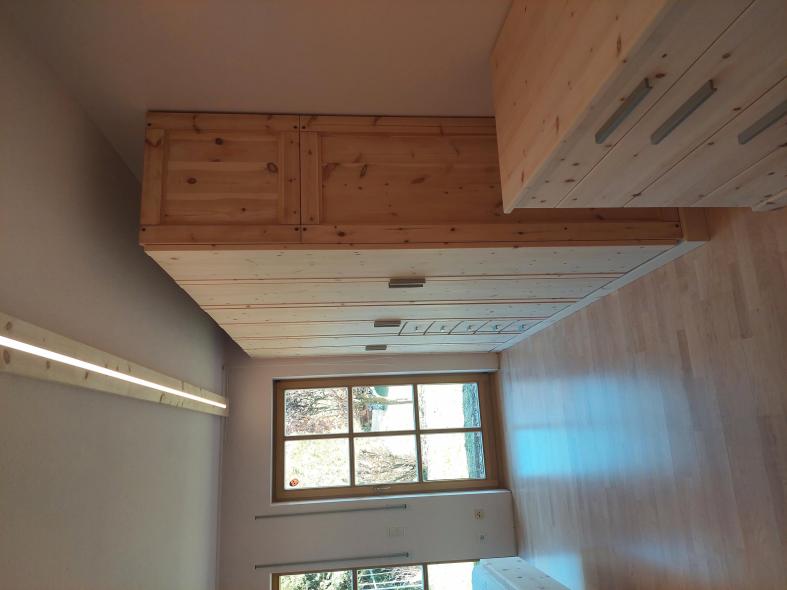 Zirbenschlafzimmer mit Kleiderschrank und Kommode 