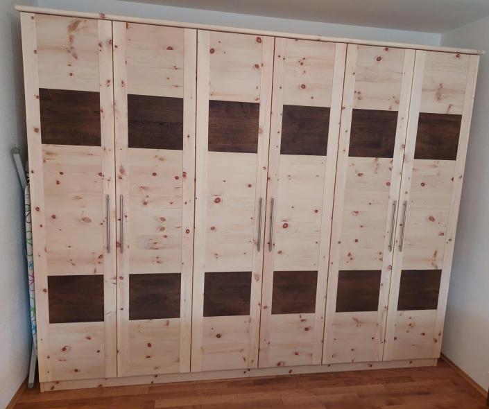 Zirbenschrank sechstürig mit braunen Elementen