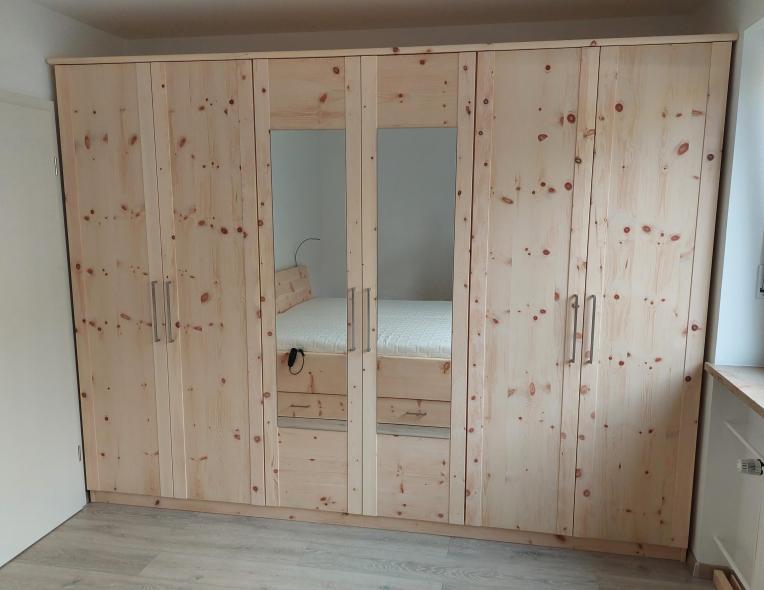 Zirbenschrank sechstürig mit zwei Spiegeln 