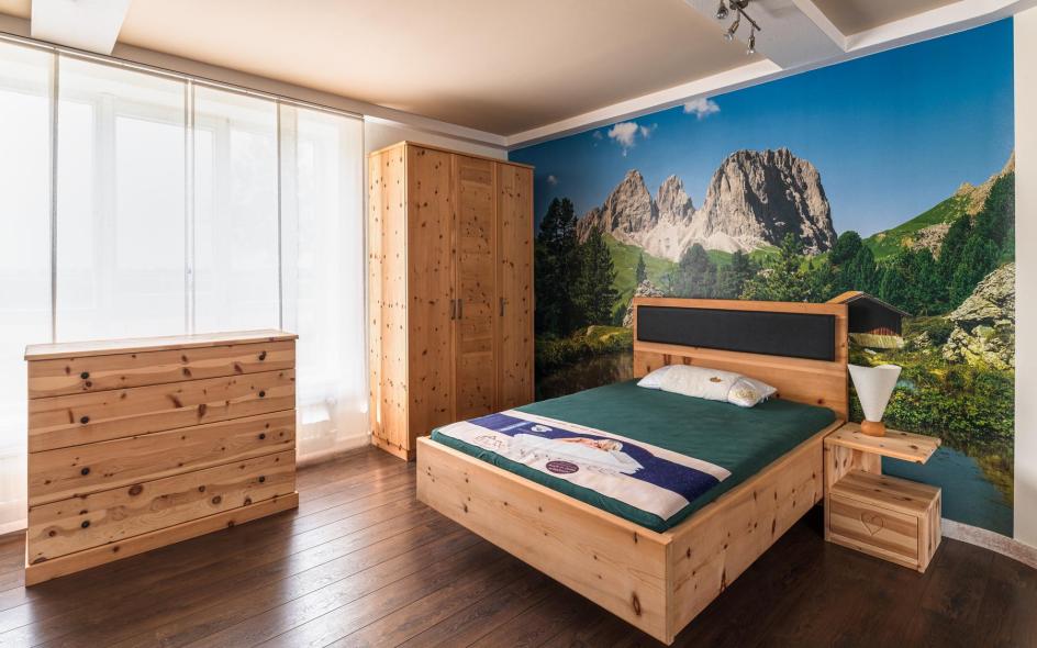 Ausstellung Einzelbett mit Möbelgarnitur